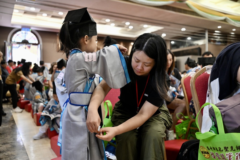 參加的學童全部身穿傳統儒家服飾。 參加的學童全部身穿傳統儒家服飾。