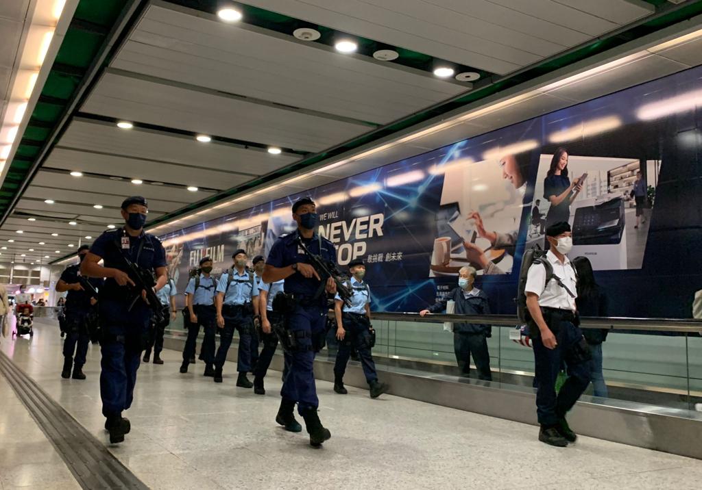 警方反恐特勤隊聯同機場特警組以及鐵路應變部隊,於港鐵站進行高姿態聯合巡邏。