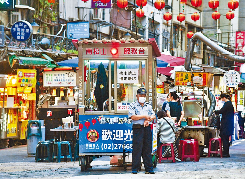疫情肆虐，台北夜市禁止邊走邊吃。