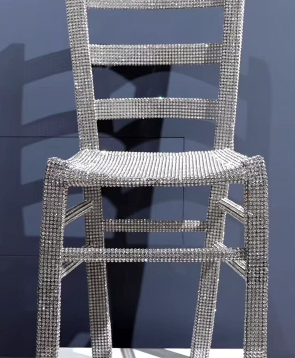 Swarovski水晶「梵高椅」遭壓壞。FB@Palazzo Maffei Verona