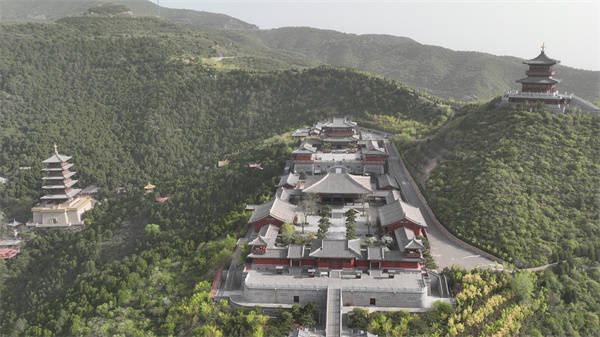 坍塌前的博物館及龍泉寺。 坍塌前的博物館及龍泉寺。