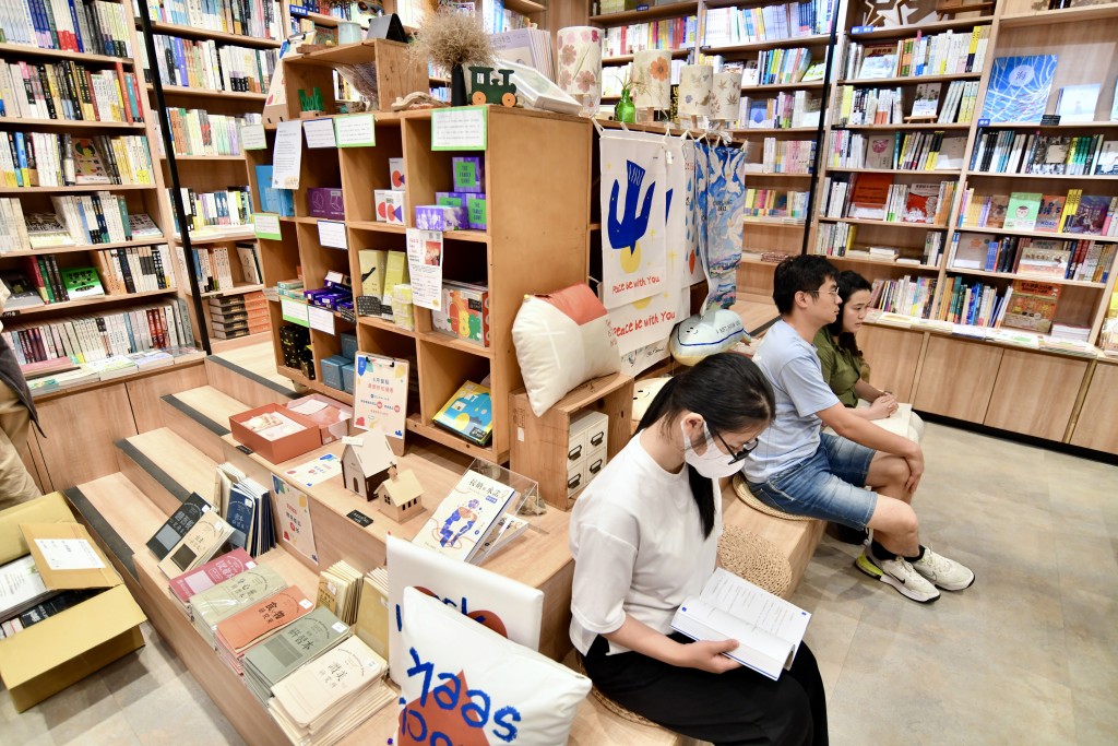 突破書廊主打基督教價值為本的書籍與文創產品，當年團隊決定在寸金尺土的佐敦保留「舞台區」。