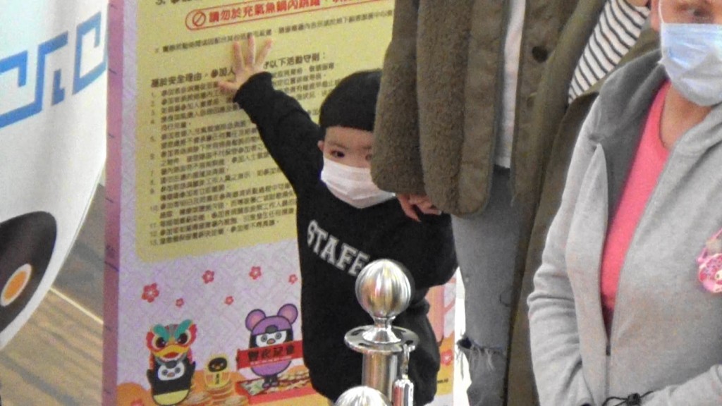 排隊期間,Lucy撳住塊展示板擺晒甫士咁。