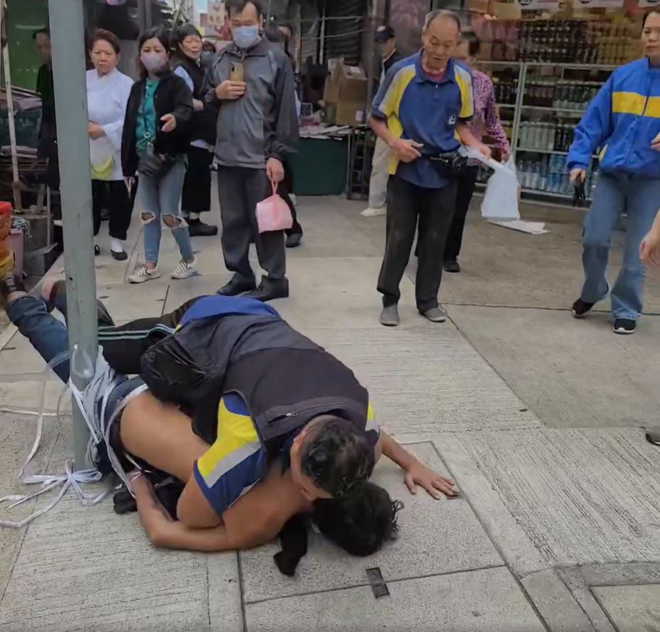 男子一度挣脱困绑，但被市民压倒在地上。网上影片截图
