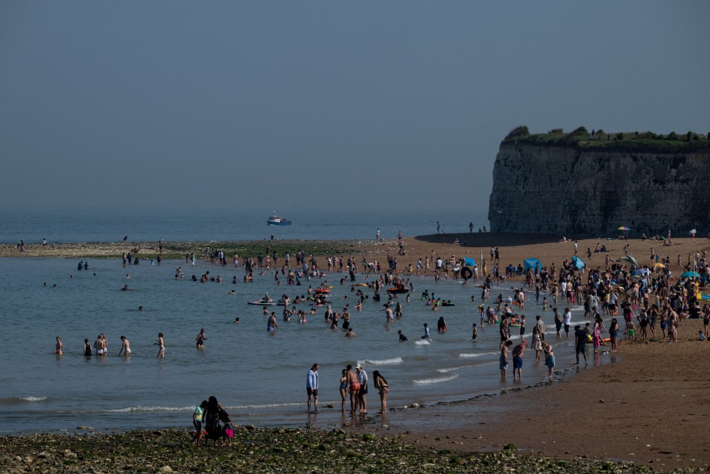英国5月出现热浪天气，大批民众到海滩消暑。路透社