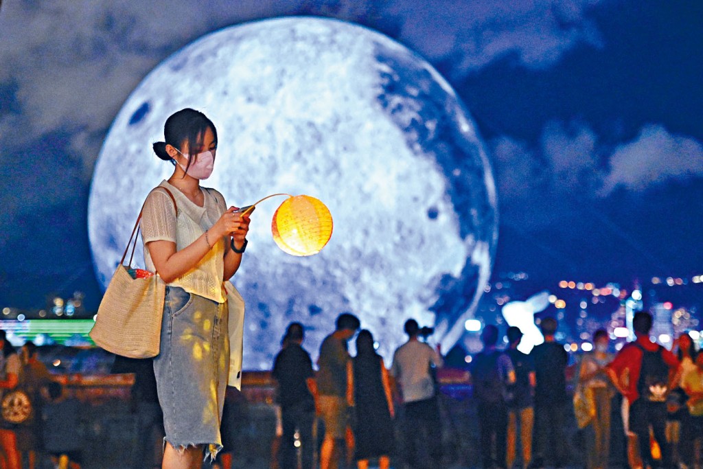 ■观塘海滨公园有市民提前赏月。