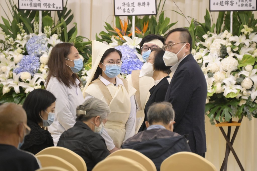陳肇始慰問家屬。