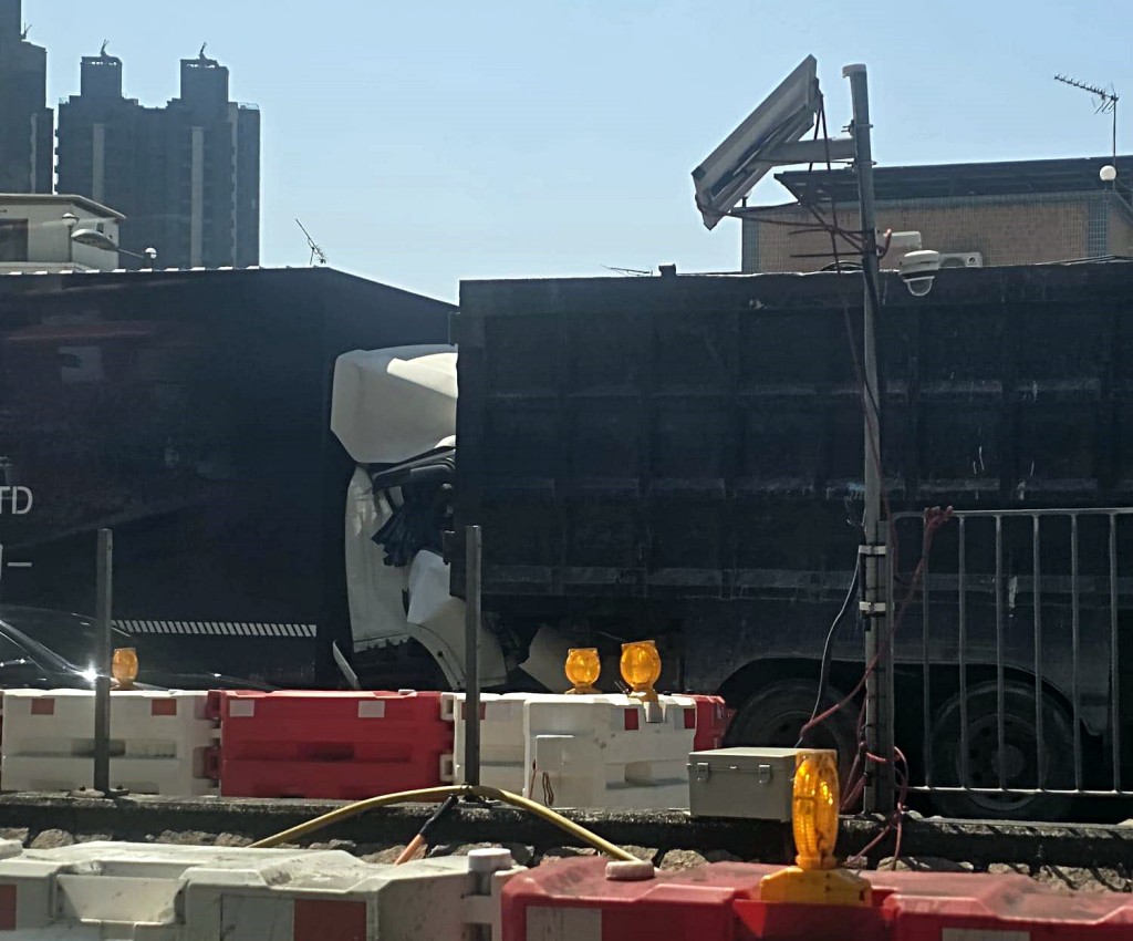 貨車猛撼泥頭車車尾。fb：車cam L（香港群組）