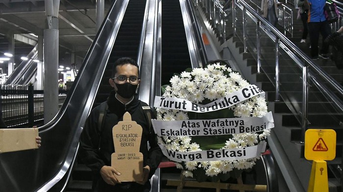 印尼有民众不满火车站有扶手电梯故障百日未修复，带花圈前往悼念。社交平台Ｘ