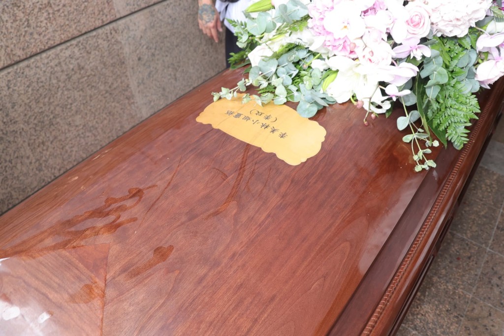 靈柩移送到大禮堂時，可見靈柩上寫回李玟原名李美林。