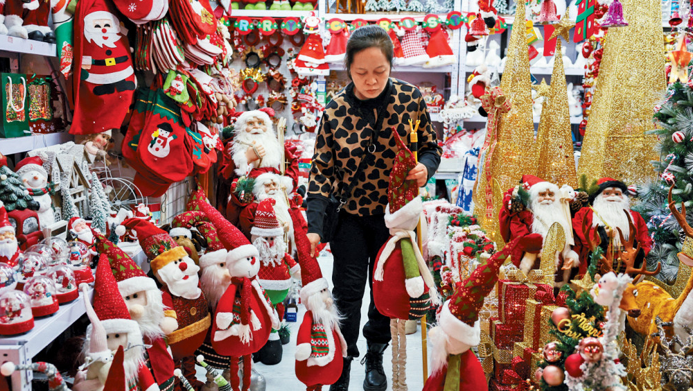 北京某商場聖誕裝飾品攤位上，供應商正做產品分類。 路透社