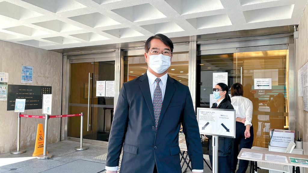 律政司檢控主任黃華芬因在反修例運動期間以公務帳戶發電郵指控警隊，經紀律研訊後被革職。