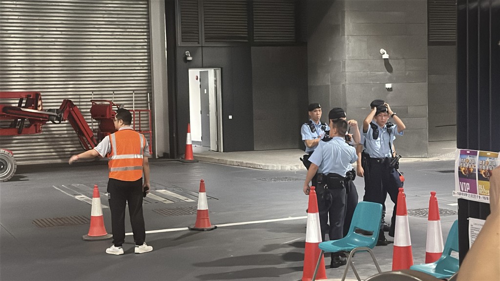 警員在場調查。 警員在場調查。
