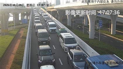據微信公眾號「港珠澳大橋口岸實時通關」下午5時顯示,小客車出入境通道現時處於「極度高峰」,車龍超過500米,候檢時間超過40分鐘。 據微信公眾號「港珠澳大橋口岸實時通關」下午5時顯示,小客車出入境通道現時處於「極度高峰」,車龍超過500米,候檢時間超過40分鐘。