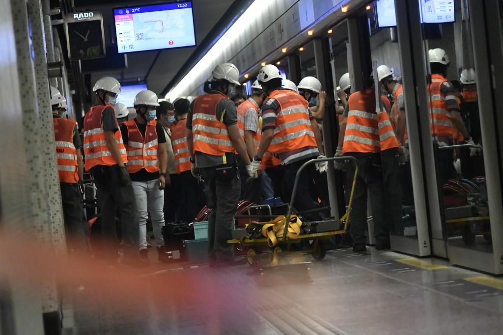 工程人員加緊搶修受損列車設備。陳極彰攝