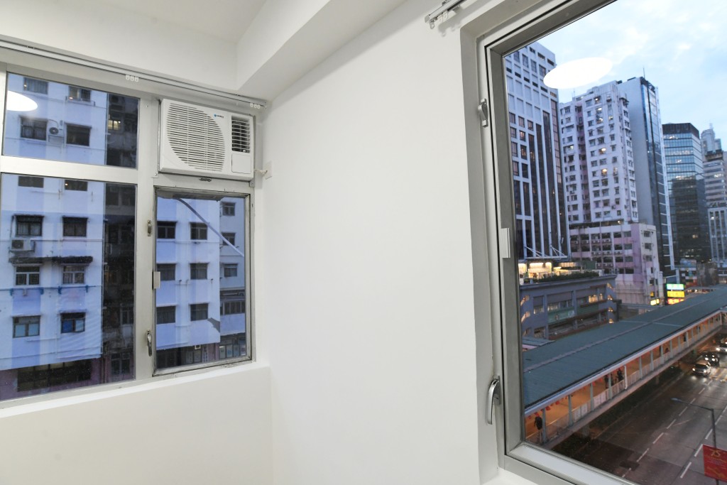 至於簡樸房窗戶面向天井,何永賢表示,只要天井底層設有通道可供清理衞生,即符合要求。資料圖片 至於簡樸房窗戶面向天井,何永賢表示,只要天井底層設有通道可供清理衞生,即符合要求。資料圖片