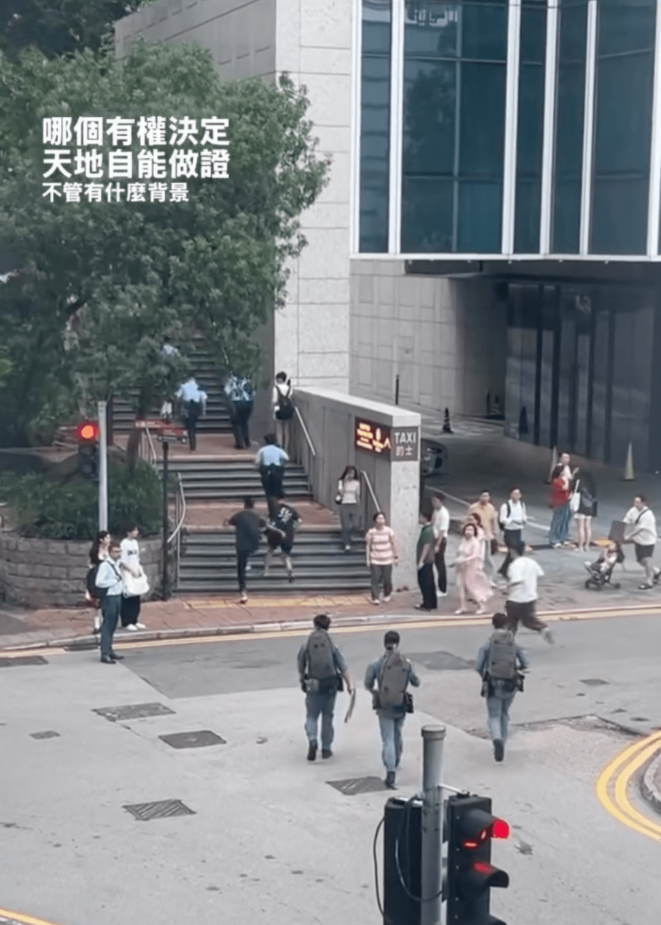 網上流傳片段顯示,大批軍裝警員及反恐特勤隊人員一度持盾出動,封鎖中間道及港鐵尖沙咀站K出口一帶。Threads@manshiu__impecc 網上流傳片段顯示,大批軍裝警員及反恐特勤隊人員一度持盾出動,封鎖中間道及港鐵尖沙咀站K出口一帶。Threads@manshiu__impecc
