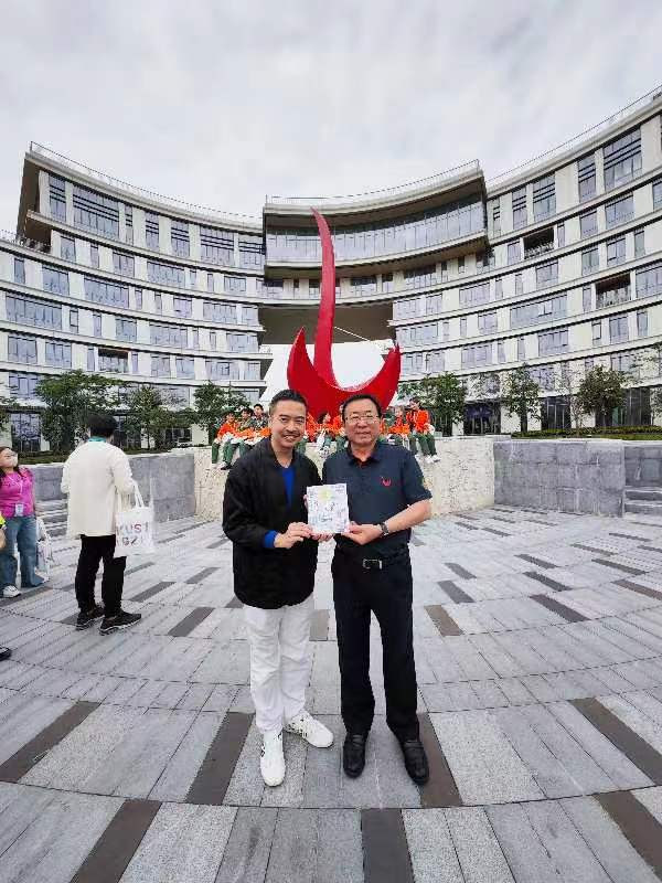 油尖旺民政事務專員余健強將《我們的油尖旺故事》一書送香港科技大學（廣州）校長倪明選。