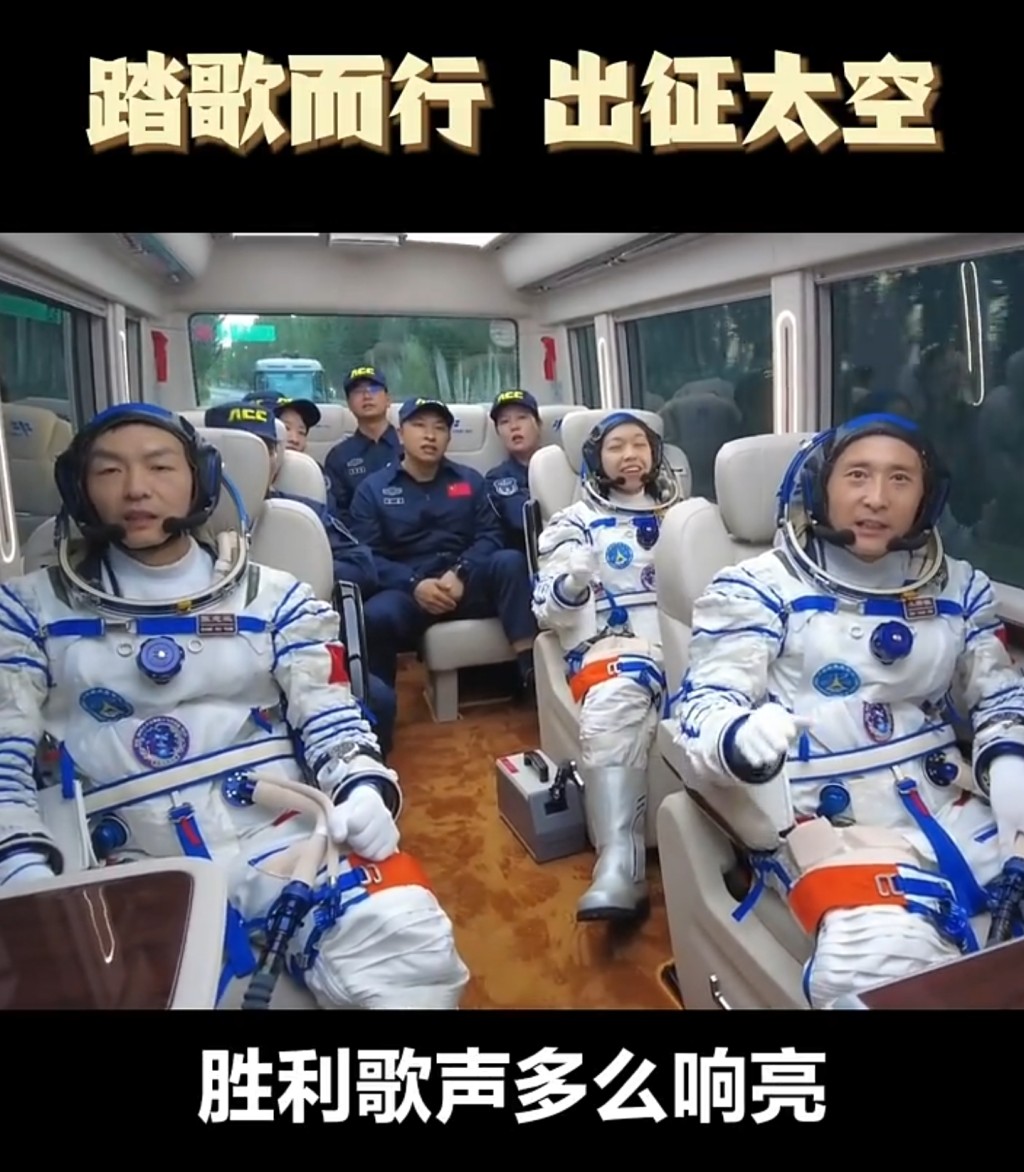 在前往發射場途中，三名航天員齊聲唱響《歌唱祖國》。央視微信號截圖（下同）