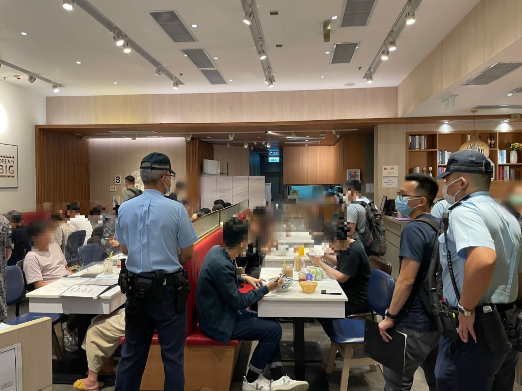 警方聯同食環署人員突擊巡查青衣區內多間餐廳。 警方圖片