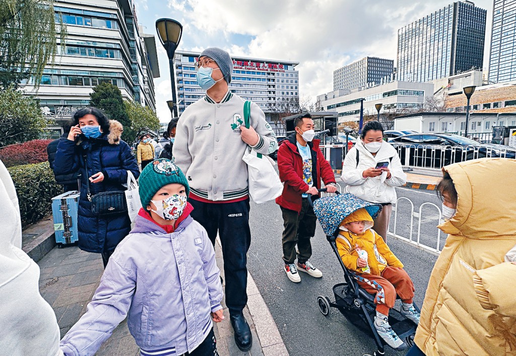 北京一間兒童醫院外，大批家長帶着小孩看病。