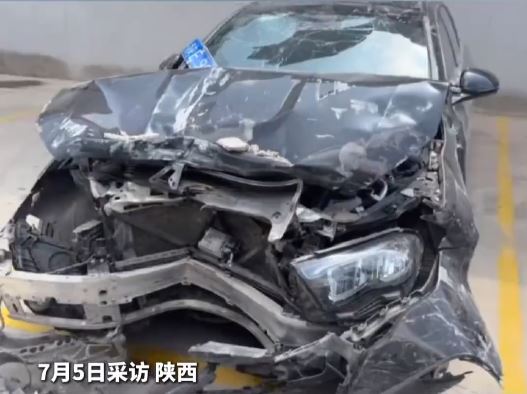 黨先生的Benz被初中生偷去，嚴重撞毀。三峽商報