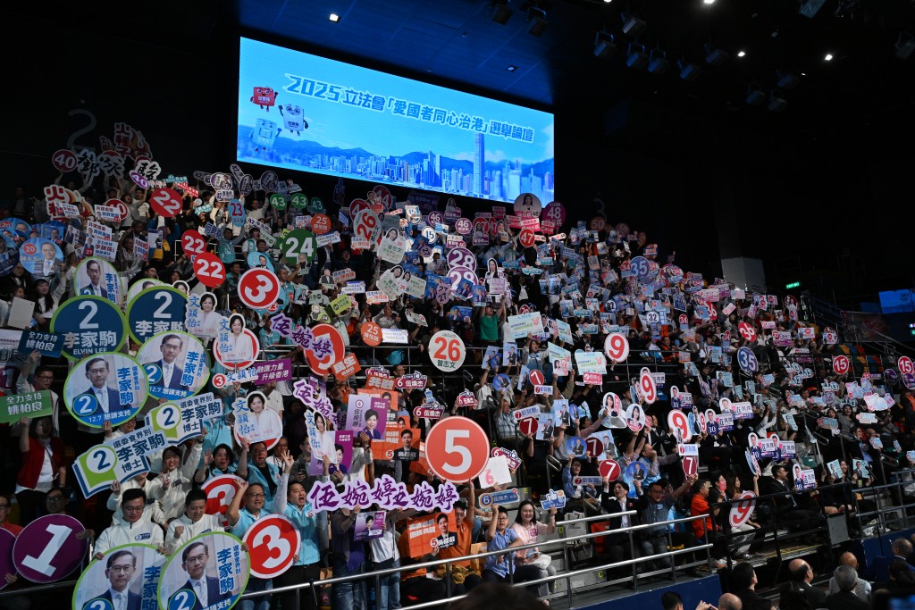 選舉委員會界別論壇今日在伊利沙伯體育館舉行。 選舉委員會界別論壇今日在伊利沙伯體育館舉行。