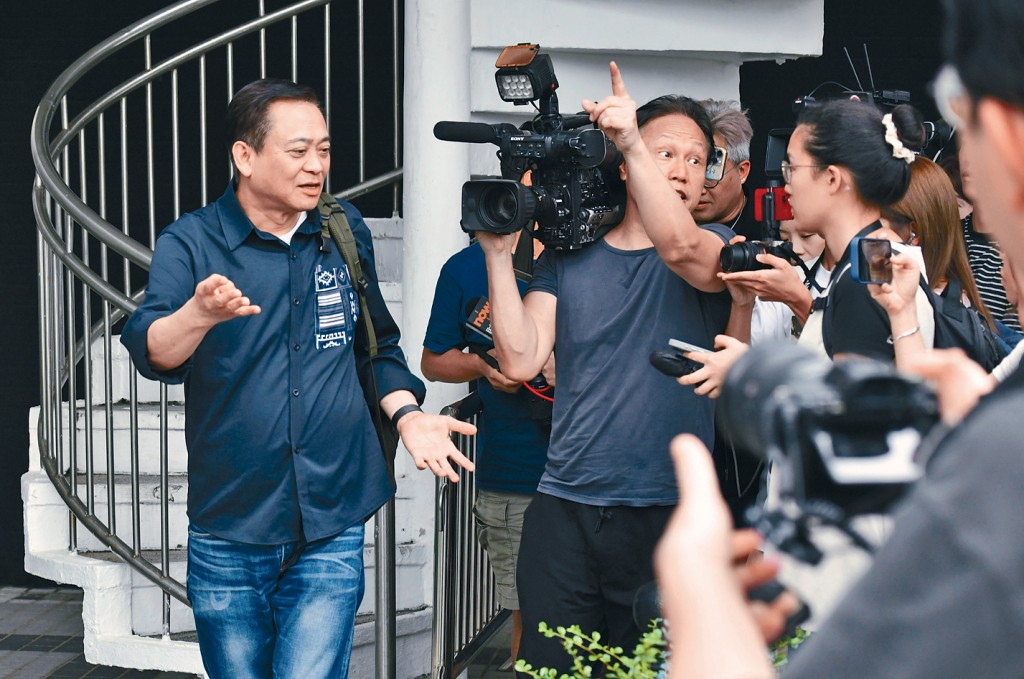 前法團管委會委員江祥發（左）昨日到聽證會作供。