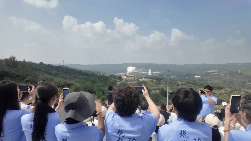 發射現場，哈工大思政實踐團還準備了實景科普課程，帶領中小學生體驗火箭發射流程。