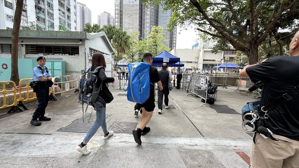 居民上樓執拾個人財物。