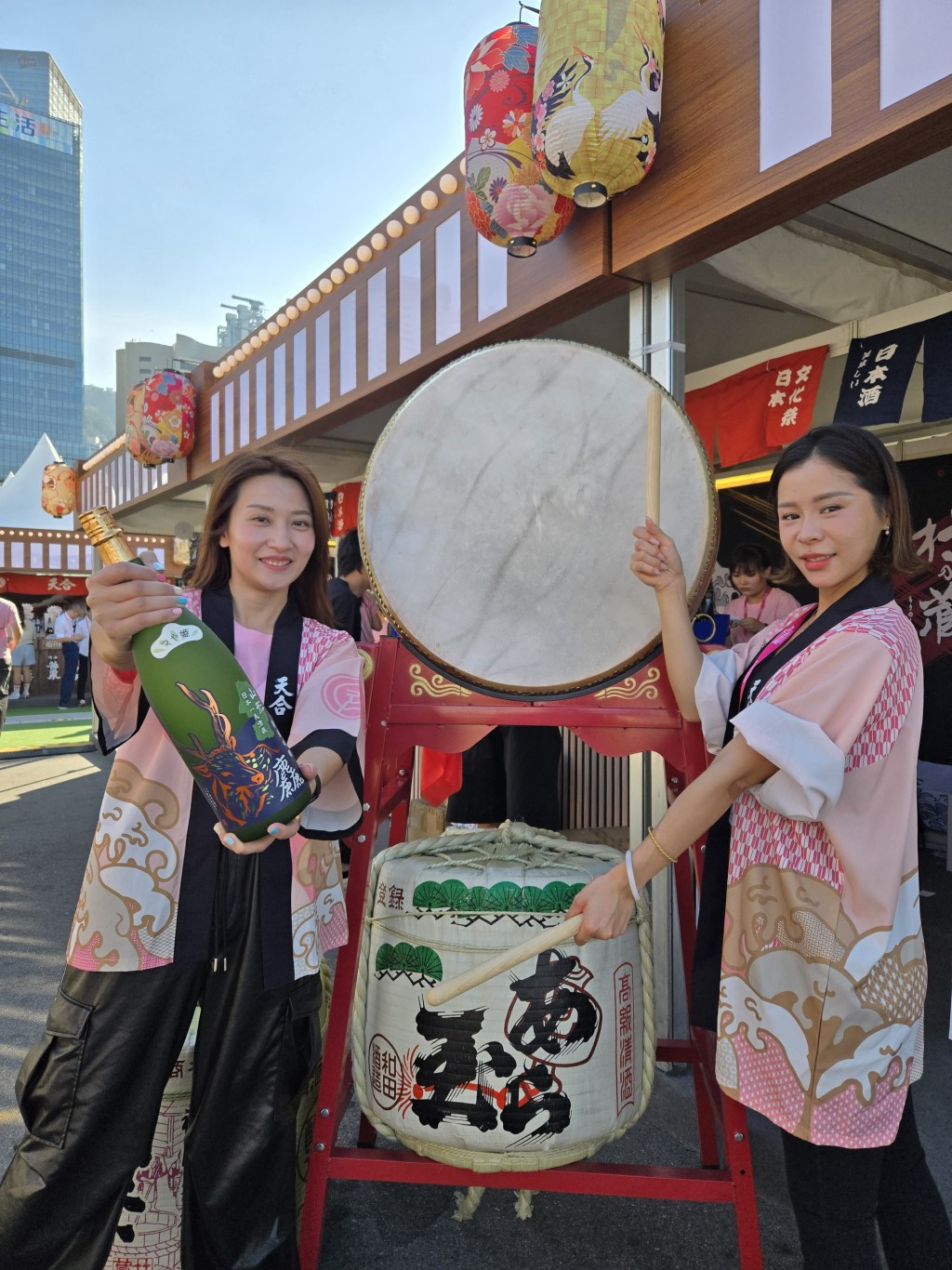 日本酒參展商盧靜文（左）。旅發局圖片