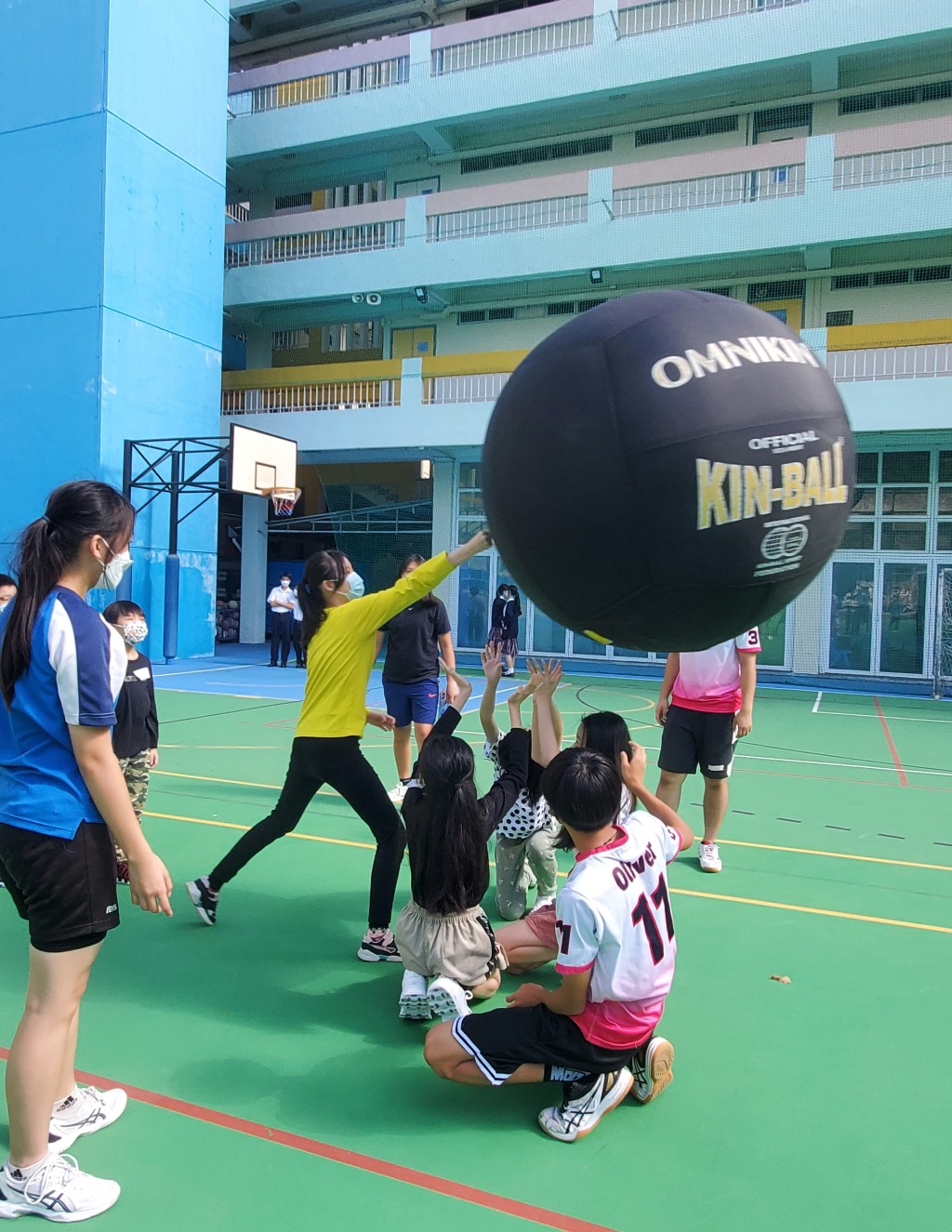 學生試玩健球，從中學習與他人合作及溝通。（受訪者提供）