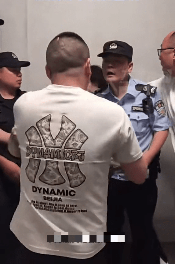 非法代孕机构的职员围攻女记者，与警对峙。 大象新闻