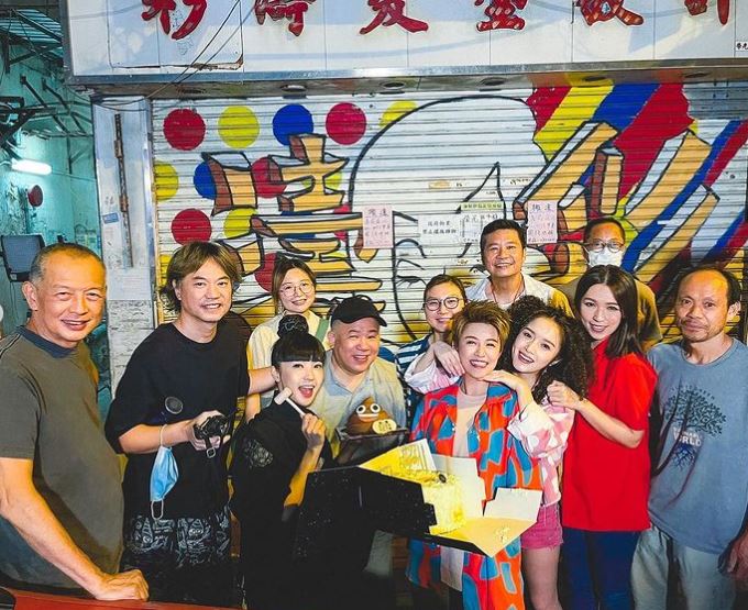 監製Joe(左二)及劇組原先想給驚喜,可惜被江嘉敏自己撞破。