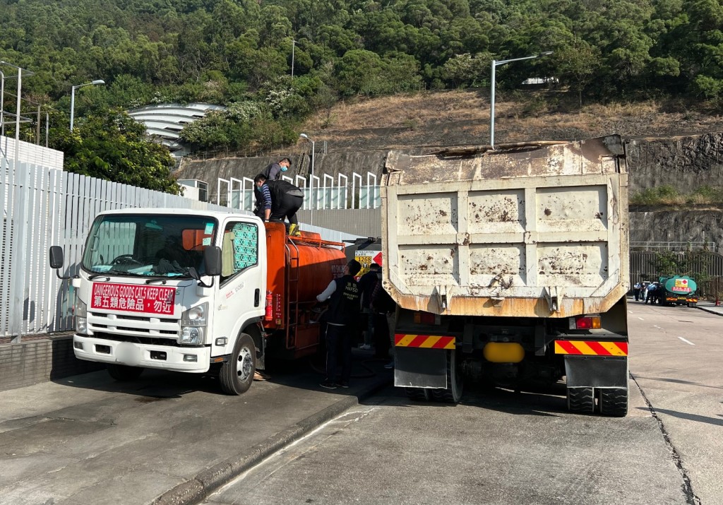行動中,警方將於案發現場截獲共4輛懷疑涉及非法改裝的車輛。