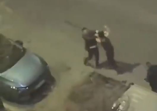 背心男不敵對方後，當街大便自製屎彈還擊。