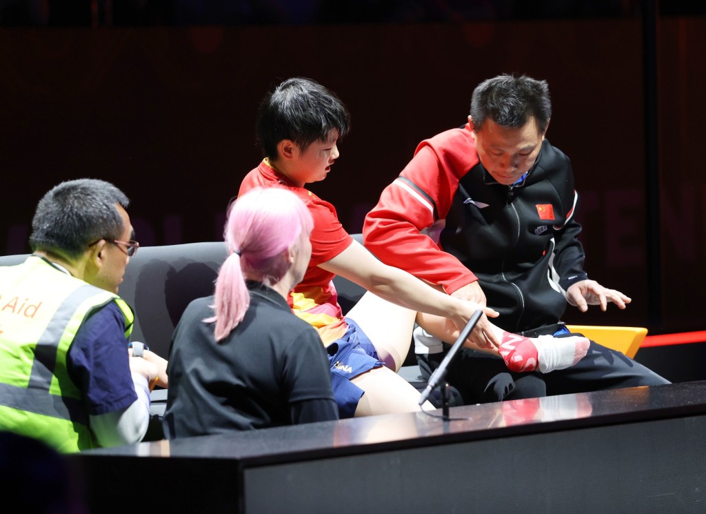 莎莎左腳腳踝受傷,在女單四強要求醫療暫停。徐嘉華攝 莎莎左腳腳踝受傷,在女單四強要求醫療暫停。徐嘉華攝