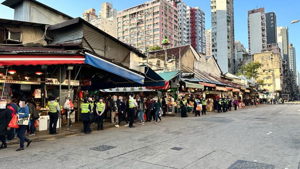 警方與食環署人員於油麻地新填地街及上海街一帶執行「政府打擊衞生黑點計劃」。警方提供