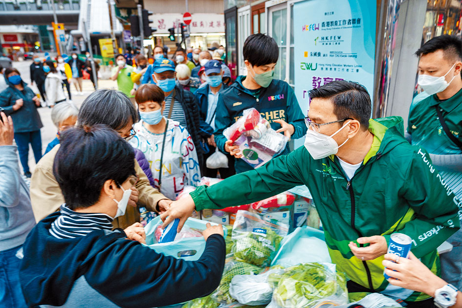 教育界「師.仁」送暖行動,在各區向基層人士派發飯盒、生活物資及防疫包。
