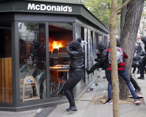 法國巴黎快餐店被縱火焚毀。AP