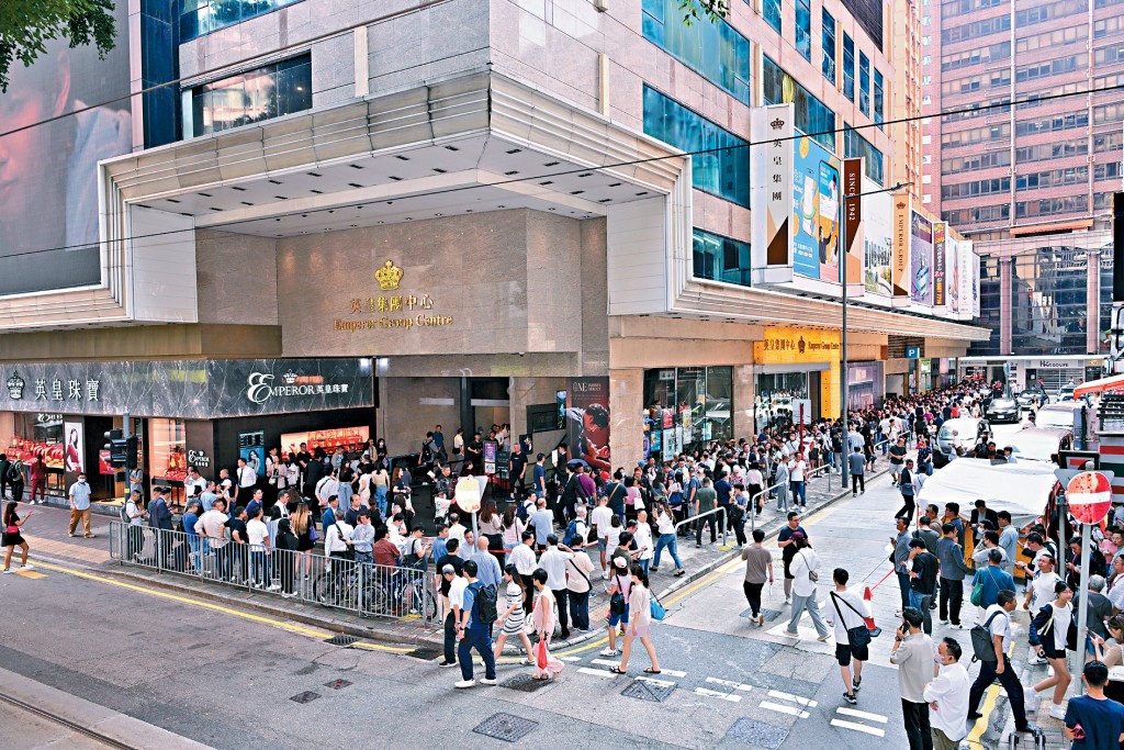 ONE JARDINE'S LOOKOUT昨首輪發售，吸引大批準買家到場揀樓，場內場外均人頭湧湧。