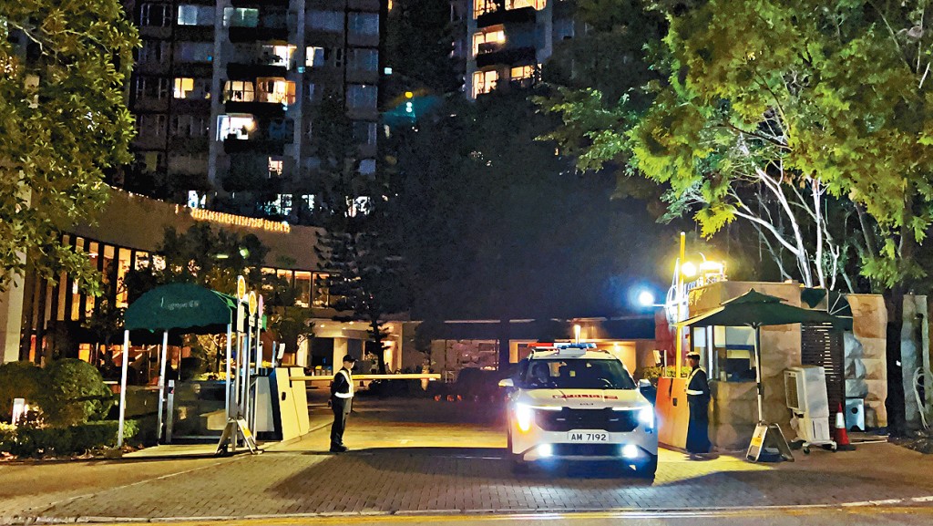 警方在屯門管翠路一個私人屋苑調查命案。