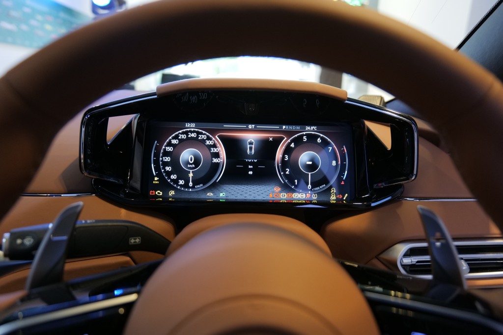 全新旗艦超跑Aston Martin Vanquish配用10.25吋數碼錶板。