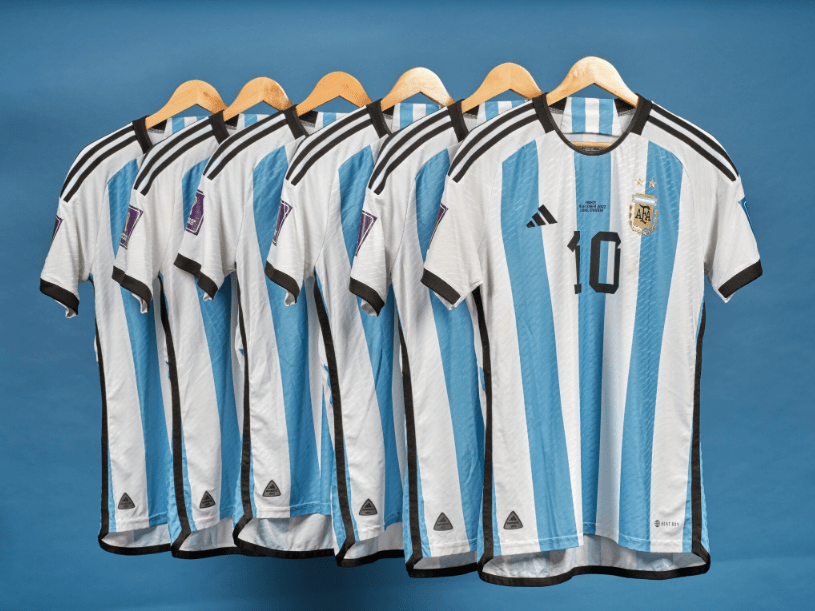 即将拍卖的美斯6件世界杯战衣。网上图片