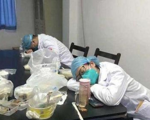為了節省進出隔離病房穿脫防護裝備的時間,所有人都會避免進食,有些護士因為血糖低、缺氧而昏倒。(網圖)