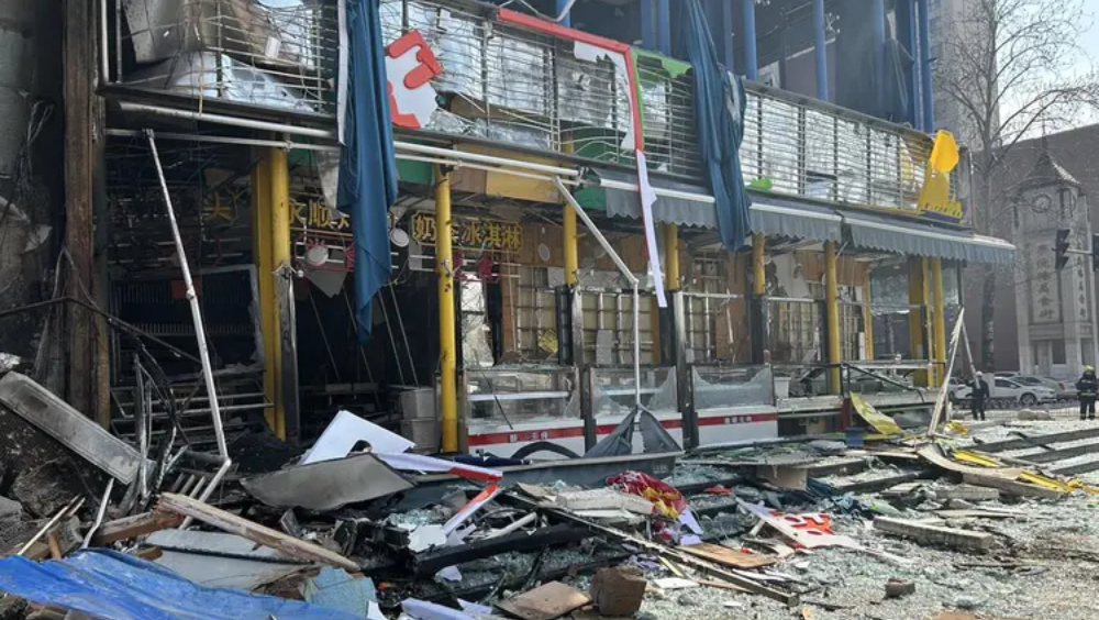 一侧的店铺玻璃全部震碎。 封面新闻