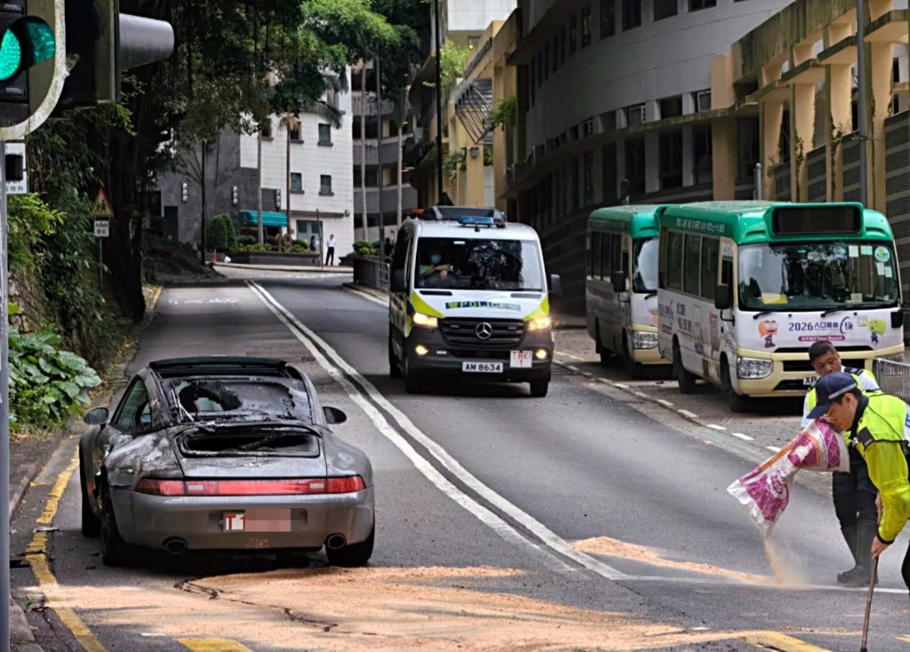警员在地上盖上米糠掩盖油污。fb:Sam Hk 警员在地上盖上米糠掩盖油污。fb:Sam Hk