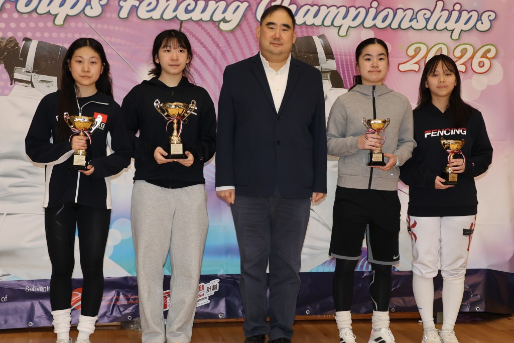 女花“青年组”颁奖：左二是冠军黄诺颐、左一是亚军梁殷侨，右一及二是季军陈可悠及梁雅媛，黄诺颐除成功卫冕外，亦是印尼亚青赛代表。徐嘉华摄