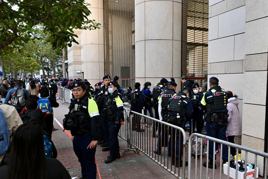 黎智英案判刑日，西九龍法院情況。劉駿軒攝