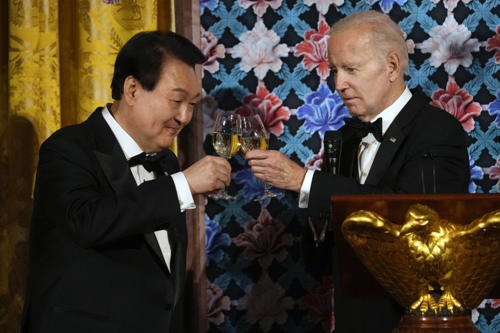 在華盛頓白宮東廳舉行的國宴上，拜登與尹錫烈舉杯祝酒。AP